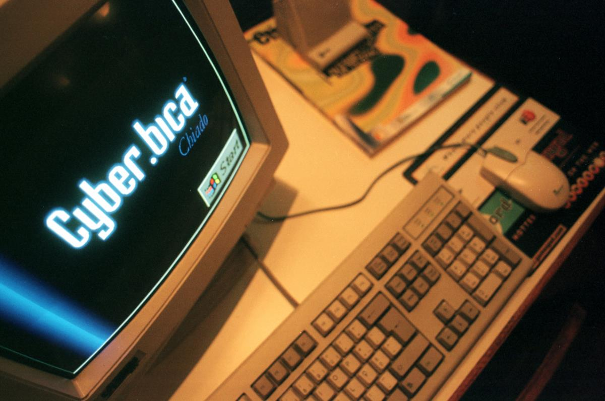 The Vice article recounts the story of Cyberia , the world’s first internet café, founded in 1994 in London by Eva Pascoe.