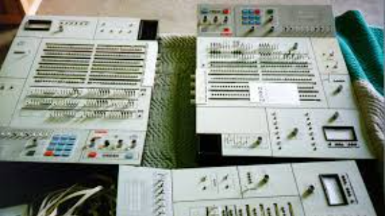 The article traces how US civilian air traffic control moved from fragmented, manual processes to IBM’s 9020 multisystem in the late 1960s.