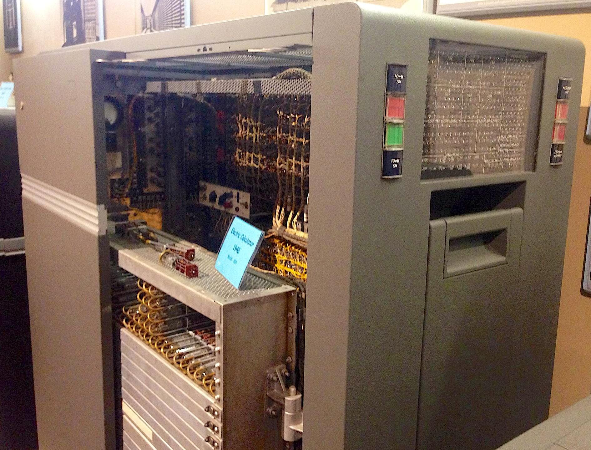 Ken Shirriff explains the design and operation of a pluggable thyratron module from the IBM 604 Electronic Calculating Punch